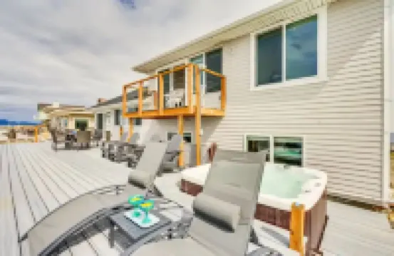 Oceanfront Escape w/ Hot Tub Hotels in Oak Harbor