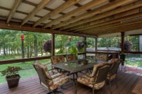 Very peaceful Home with Lake Barkley in your back yard! Private Dock Sleeps 8