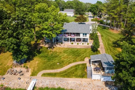 Lake Front Luxury-5 beds, 3 baths, Tiki Bar, 2 slip dock