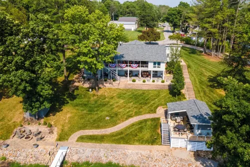 Lake Front Luxury-5 beds, 3 baths, Tiki Bar, 2 slip dock