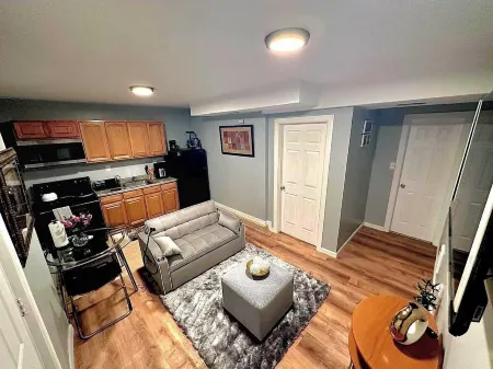 Cozy 1-bedroom apartment in enjoyable Newark with WiFi, Отели рядом с достопримечательностью «New Jersey Performing Arts Center»