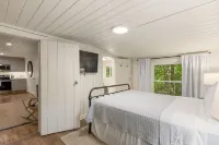 Adorable Cabin! Walk to Downtown! - Homestays