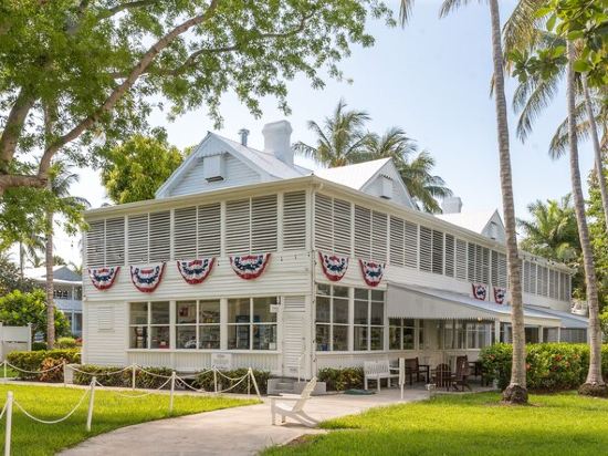 The Dancing Rooster: 2 Blocks from Duval in Old Town.