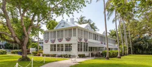 The Dancing Rooster: 2 Blocks from Duval in Old Town.
