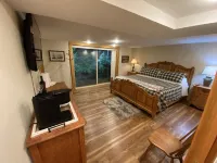 Carolina CREEKSIDE Cabin - Fire Pit & HOT TUB on the Creek - Easy Access