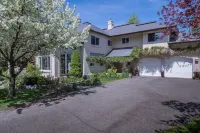 All season 5 BR, 5 BA house in mid-valley, 12 min to Baldy ski lifts Hotel dekat Sawtooth Botanical Garden