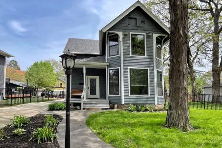Charming Historic Home with Modern Comforts ~Near Drake and Downtown!! Отели рядом с достопримечательностью «Iowa Events Center»