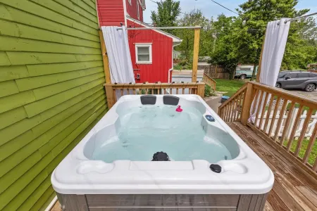 Charming 3-bedroom house downtown Frankfort/ king beds