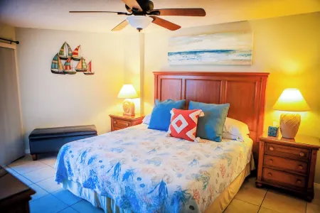 Florida Keys Condo with Pool, Beach Access, Marina, Pickleball & More Отели в г. Тавернье