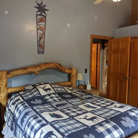 Spacious cabin with hot tub in a nicely treed area, close to many attractions