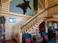 Private getaway near Bear Lake, ATV hike, cave tours, and kayaking, game room. - 小木屋