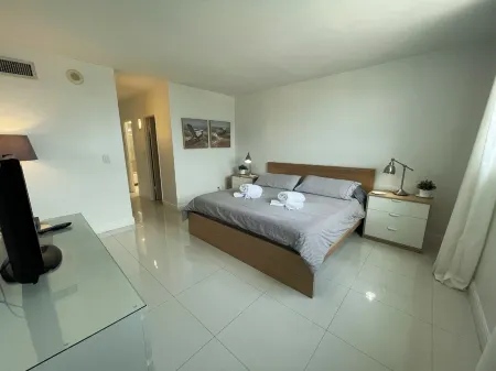 Incredible apartment overlooking the intracoast. Parking included