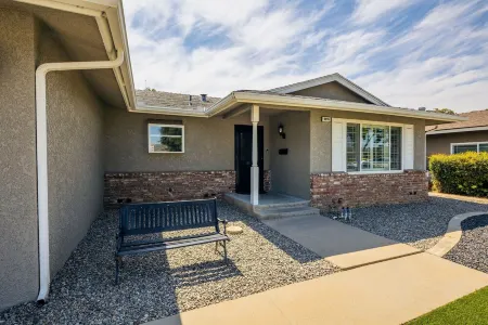 Hot Tub & Pool with 5 Cozy Bedrooms Отели рядом с достопримечательностью «Oh Wow Nickel Arcade»