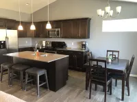Beautiful retreat for multi-family fun - 1 mile from Lost Island Amusement Park!