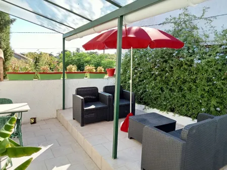 Maison 2 Personnes Avec Garage Terrasse 5 Minutes Tour Magne/proche Centre Ville Отели в г. Ним