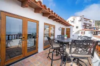 H168 10/10 Stars - Immaculate Remodeled Corner Condo w/Fireplace, New Golf Cart