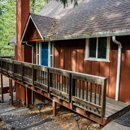 Cedar Retreat with Hot Tub, Sauna & Lake Access