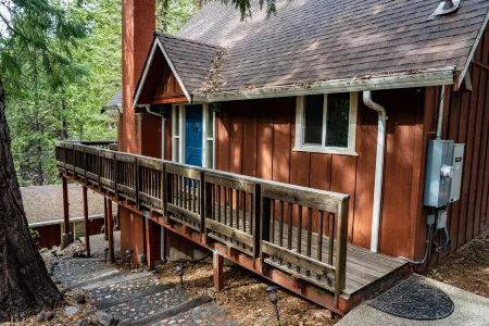 Cedar Retreat with Hot Tub, Sauna & Lake Access