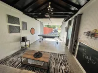 Charming home- Downtown Cody - Sleeps up to 9! Detached GAME ROOM with bed!