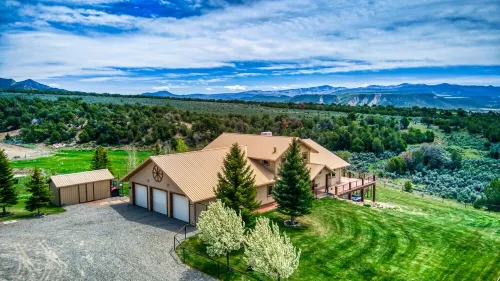 Quiet country getaway with STUNNING VIEWS, 4 bedrooms, 3 1/2 bath, large garage.