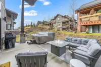 Modern, large, hot tub, lake views! 5 min. to Deer Valley, dedicated work space