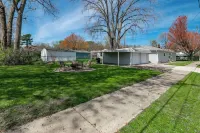 Breezy Paradise, 3 Bedroom with Shared Beach, King Bed Hotels near Great Lakes Mall