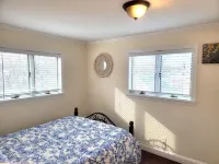 Charming duplex with private yard. Close to the beach, dining & shopping! 格林尼治住宿飯店