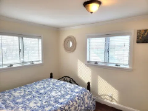 Charming duplex with private yard. Close to the beach, dining & shopping!