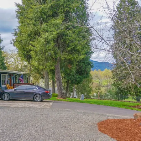 Pet friendly w/dog run, country living & mountain views close to town with wifi