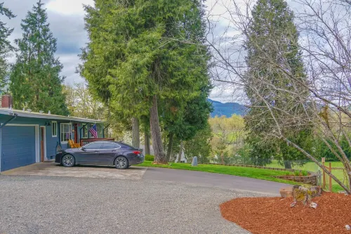 Pet friendly w/dog run, country living & mountain views close to town with wifi