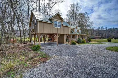 Creekfront Hayesville cottage with beautiful sunrise and sunset views!