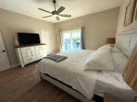 Brand new riverfront luxurious townhome with Interior designer finishes. Các khách sạn gần The Gathering Table