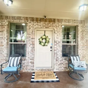 Peaceful Creekside Cottage - quiet, clean and lots of amenities!