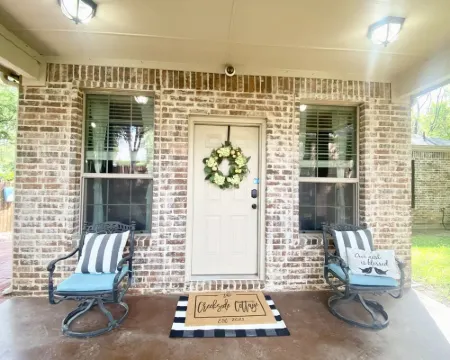 Peaceful Creekside Cottage - quiet, clean and lots of amenities! Hotels in Midlothian