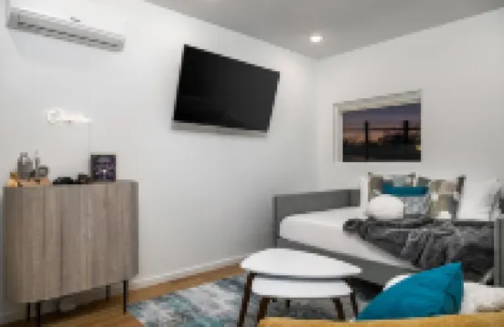 Vibrant townhome near downtown, breweries & campus