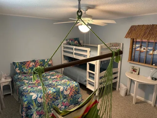 Spacious Beach House w/ hot tub - Oceanside 2 1/2 blocks from the beach!