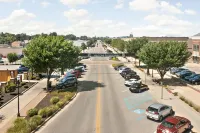 Indy Speedway Retreat: King Beds & Near Downtown Hotels in Speedway