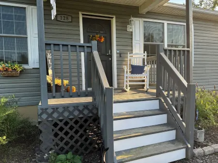 Charming Cottage in Private Lake Community (Pet-Friendly