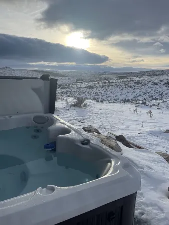 Summer mountain getaway + private hot tub!