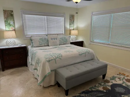 Resort Style Home Steps to Beach, Heated Pool, Game Room, Singer Island Getaway! Отели рядом с достопримечательностью «Coconuts on the Beach»