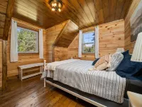 Orv Trails - Outdoor Fireplace - Luxury Cabin - Fall Colors & Pet Friendly!