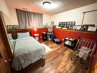 Rustic Charm: Pewaukee Lake Cabin, Sauna & Hot Tub