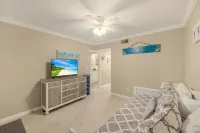 Stunning Marco River Waterfront 2 Bath w/ King Bed. Balcony, Pools/ Spa, Beach.