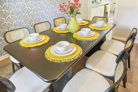 7Min to Texas A&M Cozy 7 Beds, w/ Billiards & Firepit Oasis