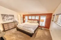 Modern Chalet, 2 Acre lot, HOT TUB and NEW OUTDOOR FIREPIT - Wifi