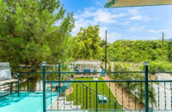 Private Old Town Oasis Walk to Shops and Restaurants! Close to Sedona & Jerome!