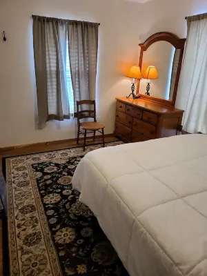 Cabin #2 - Backyard Bunkhouse