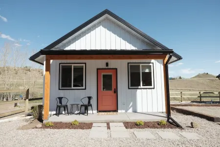 NEW Farm Stay Cabin close to Livingston, Yellowstone, Bozeman, fishing, hiking