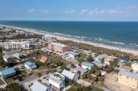Dogs Welcome! Cute space, fresh out of entire renovation! Steps to beach!