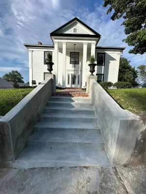 High-end cozy apartment walking distance to down town Christiansburg.